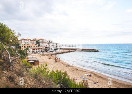 Bellissime case bianche, mare mediterraneo e cielo azzurro nell'ambiente Foto Stock