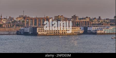 Luxor, Egitto tramonto girato dalla riva ovest mostrando il fiume Nilo con Felucche, navi da crociera e Luxor Tempio in riva est Foto Stock