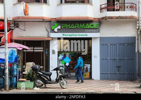 CASABLANCA, MAROCCO - 22 FEBBRAIO 2022: La gente visita una farmacia nel centro di Casablanca, Marocco. Casablanca è la città più grande del Marocco. Foto Stock