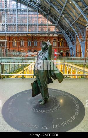 La statua di Martin Jennings di Sir John Betjeman nell'atrio superiore della stazione di St Pancras Londra Inghilterra Foto Stock