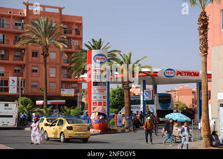 MARRAKECH, MAROCCO - 21 FEBBRAIO 2022: Prezzi del carburante presso una stazione di servizio di marca Petrom nella città di Marrakech, Marocco. Foto Stock