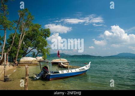 Barca da pesca su una piccola spiaggia a Sungai Pinang Kecil, Pangkor, Perak, Malesia Foto Stock