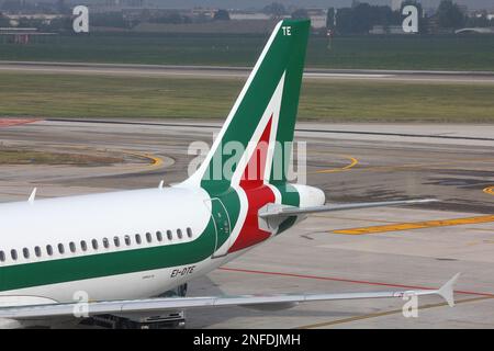 BOLOGNA, ITALIA - 16 OTTOBRE 2010: Airbus A320 di Alitalia all'Aeroporto Internazionale di Bologna. Alitalia è una nuova compagnia aerea fondata nel 2008 dopo ba Foto Stock