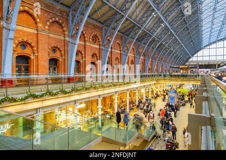 Interno con gli atrio superiore e inferiore del terminal Eurostar presso la stazione di St Pancras Londra Inghilterra Foto Stock