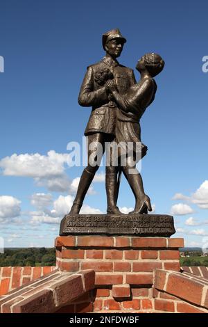 GRUDZIADZ, POLONIA - 4 SETTEMBRE 2010: Statua del soldato di Uhlan a Grudziadz. Uhlan era famosa cavalleria leggera polacca. Statua di Ryszard Kaczor è un popu Foto Stock