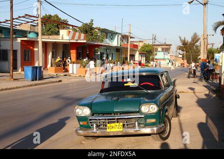 SANTA CLARA, CUBA - 22 FEBBRAIO 2011: Vecchia auto americana a Santa Clara. Cuba ha uno dei tassi di proprietà più bassi a causa dell'embargo commerciale. Foto Stock