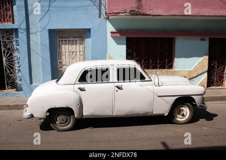 SANTA CLARA, CUBA - 21 FEBBRAIO 2011: Vecchia auto americana a Santa Clara. Cuba ha uno dei tassi di proprietà più bassi a causa dell'embargo commerciale. Foto Stock