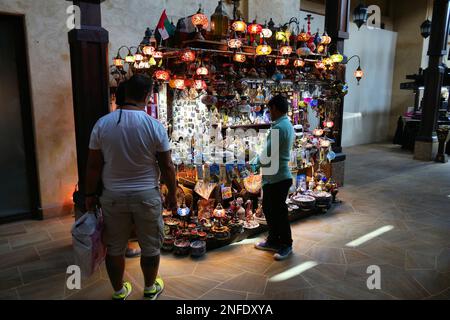 DUBAI, Emirati Arabi Uniti - 23 NOVEMBRE 2017: I turisti visitano i negozi di artigianato locale al Souk Madinat Jumeirah di Dubai. Fa parte del bazar di stile arabo tradizionale Foto Stock