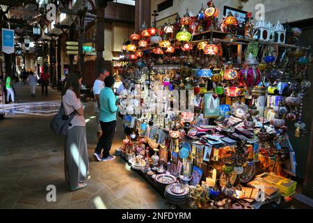 DUBAI, Emirati Arabi Uniti - 23 NOVEMBRE 2017: I turisti visitano i negozi di artigianato locale al Souk Madinat Jumeirah di Dubai. Fa parte del bazar di stile arabo tradizionale Foto Stock