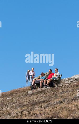 Chi è in vacanza si rilassa a Penentire Point East e si gode il sole a Newquay, in Cornovaglia, nel Regno Unito. Foto Stock