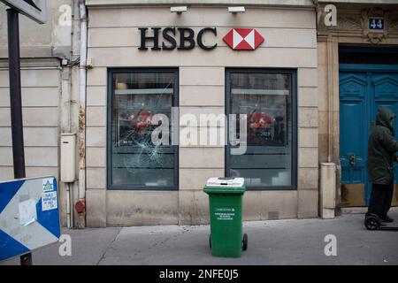 Parigi, Francia il 16 febbraio 2023. Una banca è stata danneggiata durante una manifestazione selvaggia contro la riforma delle pensioni, a Parigi, in Francia, il 16 febbraio 2023. Foto di Florian Poitout/ABACAPRESS.COM Foto Stock