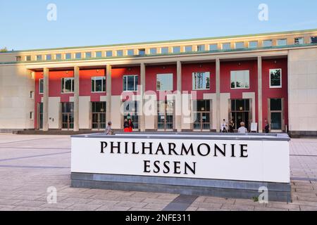 ESSEN, GERMANIA - 20 SETTEMBRE 2020: La gente visita il Teatro e la Filarmonica di Essen (in tedesco: Teatro e Filarmonica di Essen) in Germania. Foto Stock