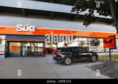 ESSEN, GERMANIA - 20 SETTEMBRE 2020: L'ufficio di noleggio auto Sixt ad Essen, Germania. Sixt è una delle più grandi società di autonoleggio, presente in 110 paesi. Foto Stock