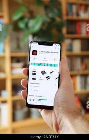 VARSAVIA, POLONIA - 29 GENNAIO 2021: Utente che installa l'app di viaggio ufficiale della compagnia aerea Air Canada su uno smartphone Android OS, di marca Xiaomi. Foto Stock