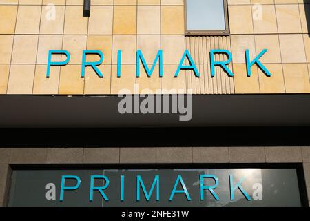 ESSEN, GERMANIA - 20 SETTEMBRE 2020: Vista della strada del negozio di moda Primark ad Essen, Germania. Primark è un rivenditore di moda veloce proveniente dall'Irlanda. Foto Stock