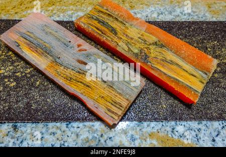 due pezzi colorati di legno sabbiato con resina epossidica per un manico a coltello Foto Stock