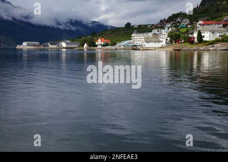 Ullensvang città in Norvegia. Città di Hardanger Fiord (Hardangerfjord). Foto Stock