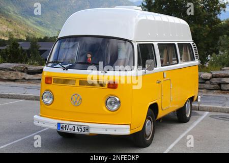 LOM, NORVEGIA - 29 LUGLIO 2020: Oldtimer Volkswagen Transporter camper van a Lom, Norvegia. La Norvegia ha avuto 8,8 milioni di visitatori stranieri nel 2015. Foto Stock