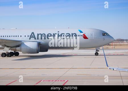 CHICAGO, STATI UNITI - 1 APRILE 2014: American Airlines Boeing 767-300 all'aeroporto o'Hare di Chicago. American Airlines è una delle più grandi compagnie aeree Foto Stock