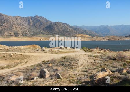 Siccità in California. Basso livello del lago Isabella nella contea di Kern. Paesaggio degli Stati Uniti. Foto Stock