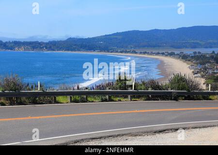 California - strada statale nella contea di Marin. Pacific Coast Highway a Stinson Beach. Parte conosciuta come Shoreline Highway. Foto Stock