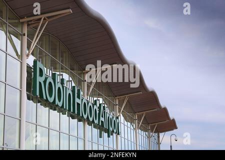 DONCASTER, Regno Unito - 12 LUGLIO 2016: Esterno dell'aeroporto Robin Hood di Doncaster Sheffield nel Regno Unito. L'aeroporto ha servito 857.109 passeggeri nel 2015. Foto Stock