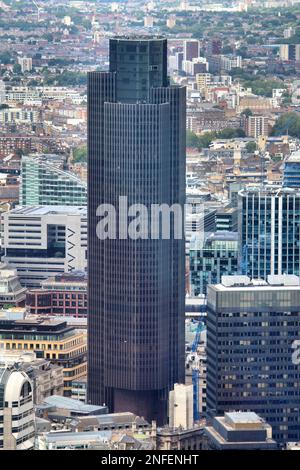 LONDRA, Regno Unito - 8 LUGLIO 2016: Edificio Tower 42 a Londra. E' stato costruito nel 1980 ed è uno dei grattacieli più alti della City di Londra (183m m di altezza). Foto Stock