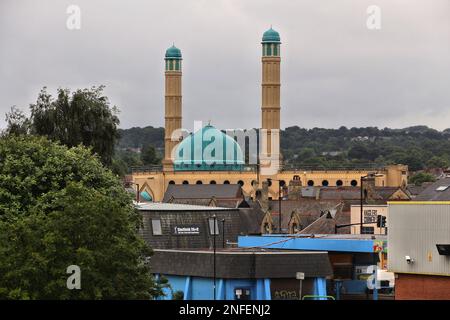 SHEFFIELD, Regno Unito - 10 LUGLIO 2016: Minareti moschee che torreggiano sopra Sheffield, Yorkshire, Regno Unito. Sheffield è la 6th città più grande del Regno Unito con una popolazione di Foto Stock