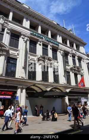 LONDRA, Regno Unito - 7 LUGLIO 2016: Le persone camminano per l'edificio Trocadero a Londra, Regno Unito. Il Trocadero di Londra è stato un complesso di intrattenimento dal 1896, ma è rosso Foto Stock