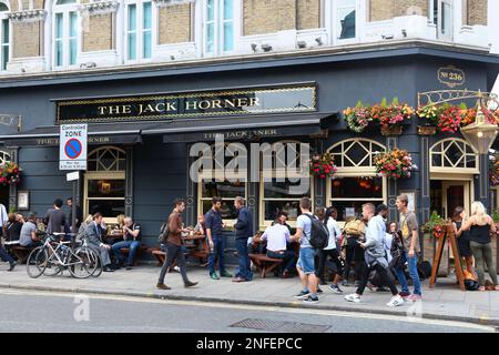 LONDRA, Regno Unito - 6 LUGLIO 2016: La gente cammina vicino al pub tipico di Jack Horner in Tottenham Court Road nel centro di Londra. Ci sono più di 7.000 pub a Lon Foto Stock