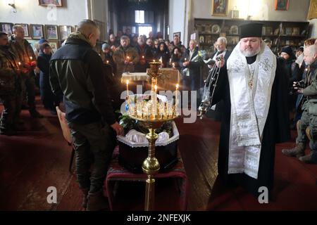 KHARKIV, UCRAINA - 16 FEBBRAIO 2023 - Un sacerdote conduce la cerimonia funeraria dell'attivista Euromaidan, vice comandante dell'ospedale Hennadii Kovshyk al Th Foto Stock