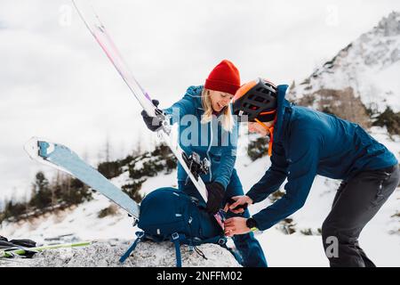 Coppia pronta per l'avventura di sci alpinismo nelle Alpi Foto Stock