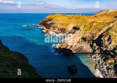 Si affaccia su Tintagel Haven e sulla spiaggia da Tintagel Island, Tintagel, Cornovaglia, Regno Unito Foto Stock