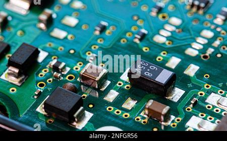 Macro primo piano di componenti e microchip su scheda a circuito stampato PC dell'unità disco rigido Foto Stock