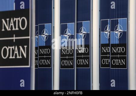 Bruxelles, Regione capitale di Bruxelles, Belgio. 15th Feb, 2023. Gli striscioni con il logo della NATO sono visibili il giorno di una riunione dei ministri della Difesa della NATO presso la sede della NATO a Bruxelles, in Belgio, il 15 febbraio 2023. (Credit Image: © Valeria Mongelli/ZUMA Press Wire) SOLO PER USO EDITORIALE! Non per USO commerciale! Foto Stock