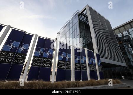 Bruxelles, Regione capitale di Bruxelles, Belgio. 15th Feb, 2023. Gli striscioni con il logo della NATO sono visibili il giorno di una riunione dei ministri della Difesa della NATO presso la sede della NATO a Bruxelles, in Belgio, il 15 febbraio 2023. (Credit Image: © Valeria Mongelli/ZUMA Press Wire) SOLO PER USO EDITORIALE! Non per USO commerciale! Foto Stock