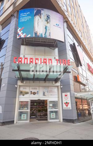 Toronto Ontario, Canada - 14th febbraio 2022: Persone l'esterno di un negozio di pneumatici canadese collegato al centro Eatons nel centro di Toronto. Foto Stock