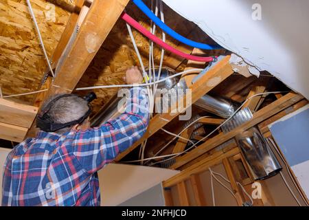 Come parte della ricostruzione iniziale su nuovi condotti, i tubi di sfiato HVAC e l'impianto di riscaldamento sono stati installati a soffitto Foto Stock