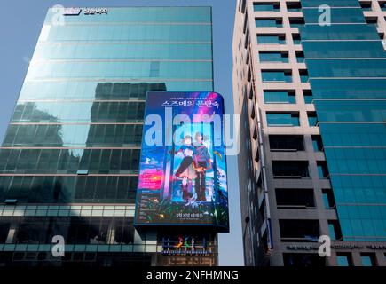 Suzume, 17 feb 2023 : Una pubblicità a schermo LED che promuove il film d'avventura fantasy giapponese animato 'Suzume' nel centro di Seoul, Corea del Sud. Il film è stato scritto e diretto da Makoto Shinkai e dovrebbe essere pubblicato in Corea del Sud il 8 marzo 2023. Credit: Lee Jae-won/AFLO/Alamy Live News Foto Stock