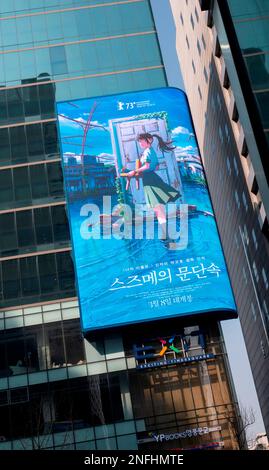 Suzume, 17 feb 2023 : Una pubblicità a schermo LED che promuove il film d'avventura fantasy giapponese animato 'Suzume' nel centro di Seoul, Corea del Sud. Il film è stato scritto e diretto da Makoto Shinkai e dovrebbe essere pubblicato in Corea del Sud il 8 marzo 2023. Credit: Lee Jae-won/AFLO/Alamy Live News Foto Stock