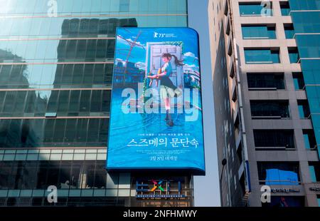 Suzume, 17 feb 2023 : Una pubblicità a schermo LED che promuove il film d'avventura fantasy giapponese animato 'Suzume' nel centro di Seoul, Corea del Sud. Il film è stato scritto e diretto da Makoto Shinkai e dovrebbe essere pubblicato in Corea del Sud il 8 marzo 2023. Credit: Lee Jae-won/AFLO/Alamy Live News Foto Stock