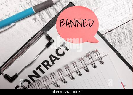 Testo che mostra l'ispirazione vietata. Le parole scritte su ufficialmente impediscono a qualcuno di fare qualcosa legalmente proibito Foto Stock