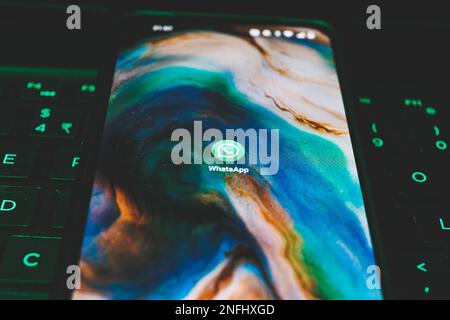 Applicazione WhatsApp sullo schermo dello smartphone. Primo piano dell'app Whatsapp Foto Stock