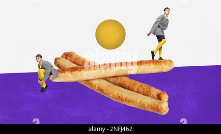 Un ragazzo che ballava sulle salsicce fritte. Fotografia di arte pop del cibo. Surrealismo. Collage d'arte contemporanea. Concetto di creatività, degustazione, arte surreale, retrò Foto Stock