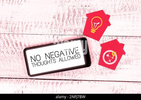 Segno che mostra Nessun pensiero negativo consentito. Foto concettuale sempre positiva motivata ha ispirato buone vibrazioni Foto Stock