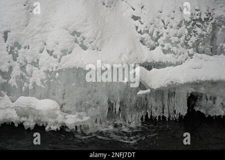 Cascata ghiacciata vicino a Morteratsch Foto Stock