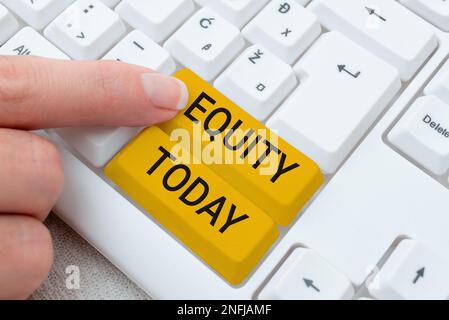 Titolo concettuale equità. Parola per la qualità di essere equo e imparziale corsa libera una mano unità Foto Stock