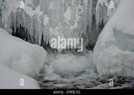 Cascata ghiacciata vicino a Morteratsch Foto Stock