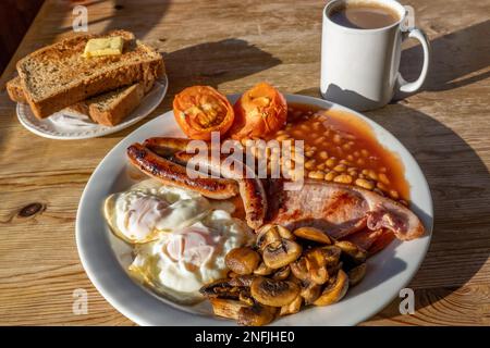Tradizionale prima colazione Inglese con uova, pancetta, salsicce, fagioli al forno Foto Stock
