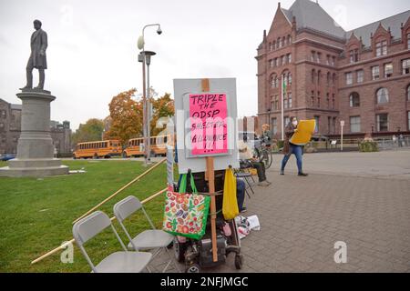 Toronto Ontario, Canada - 1st novembre 2022: Le persone che protestano per più spazio per consentire ai senzatetto di rifugiarsi. Foto Stock